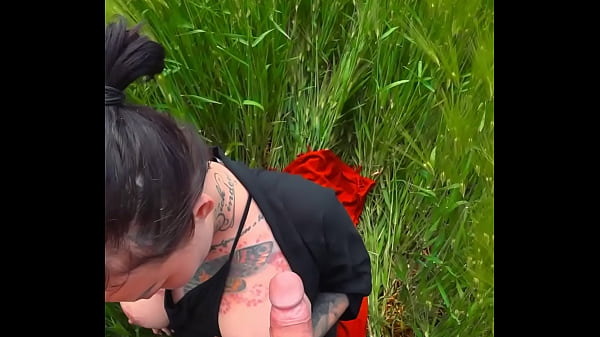 Публичный глубокий минет от первого лица в поле  