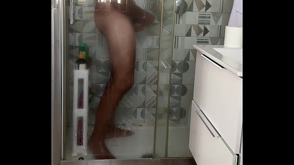 Beccato a masturbarsi in doccia con sborrata forte e orgasmo reale - spiato