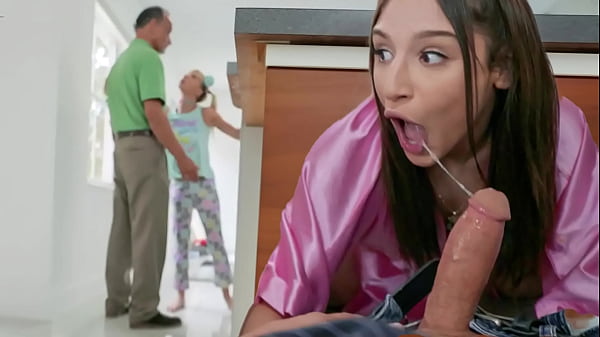 Tr&iacute;o a Escondidas en Casa de los Pap&aacute;s! - PervTeen  