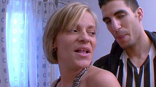 Mature jouie plusieurs fois avec un petit jeune French amateur