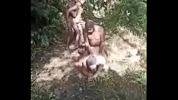 Sexo na trilha da cachoeira