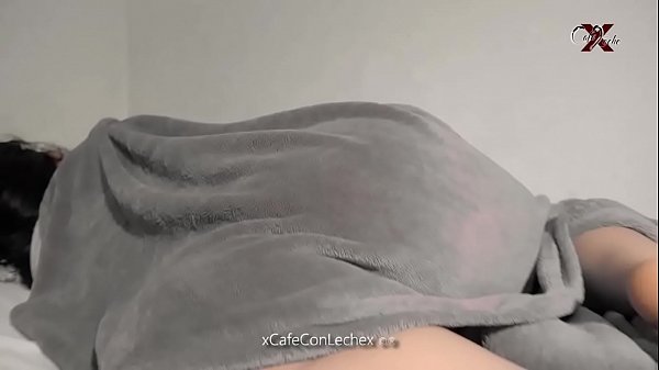 Le follo el culo a la mejor amiga de mi esposa .... se despierta y gime de placer