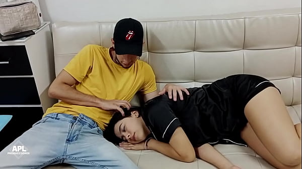 Le doy una buena mamada hasta que logra venirse  