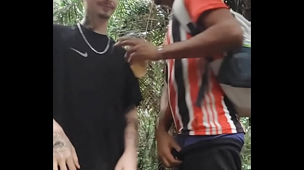 Novinho mamando pica do maloqueiro