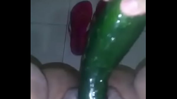 Novia de mi primo se masturba rico con pepino gime como loca  