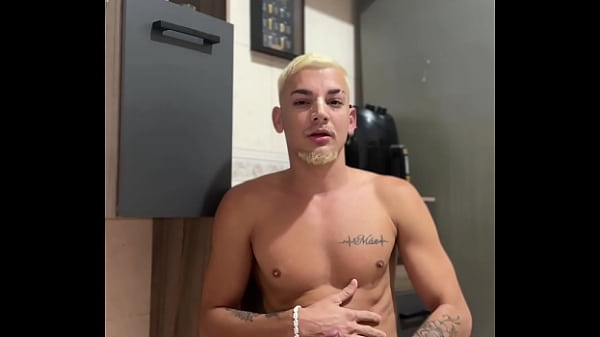 Novinho chega da escola doido pra goza joga leite na cozinha 