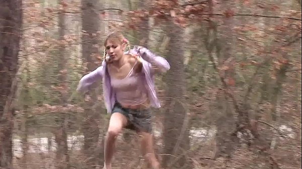 Uomini mascherati si fottono la ragazza nel bosco