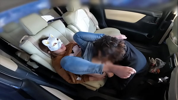 お店で誘われて中出しSEXしてしまう人妻  