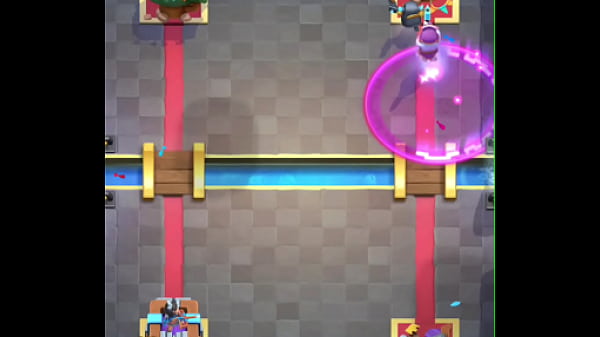 Destruindo bunda de gay no clash  