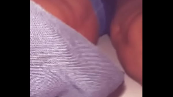 Bajo las sabanas mi vecino me folla en secreto mientras ve&iacute;amos Netflix