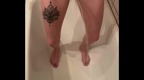 piss in bathtub