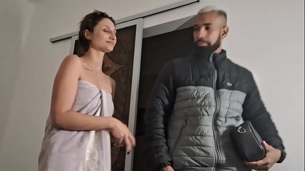 O eletricista foi arrumar a casa e ganhou presente