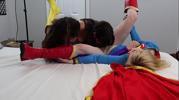 Making amateur porn - supergirl and batgirl