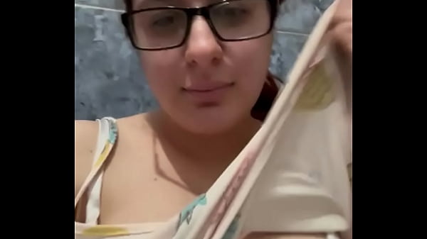 Masturbarme en el ba&ntilde;o mientra mi hermana est&aacute; en la sala