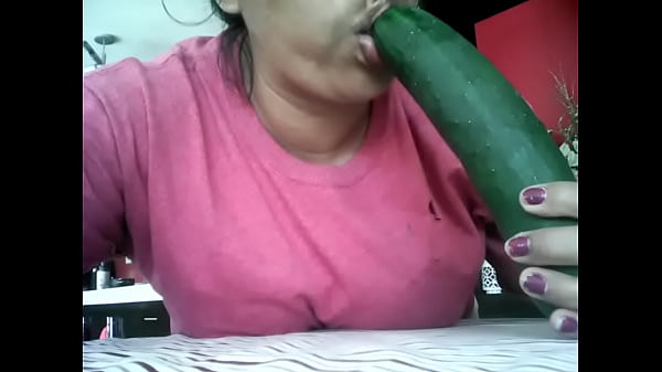Se&ntilde;ora chupando pepino