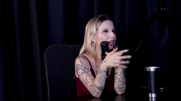 Duas gostosas mostram seus peitos depois de falar que ficou preocupada com stalker, as pessoas n&atilde;o se abrem para experi&ecirc;ncias - Brunna Sweet (WATCH ON: SHEER/RED) 