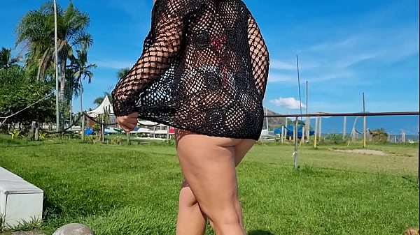 LISA ARANHA DELICIOSA CAMINHANDO NA PRAIA E CAL&Ccedil;AD&Atilde;O  