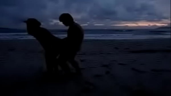 Casal exibicionista na praia  