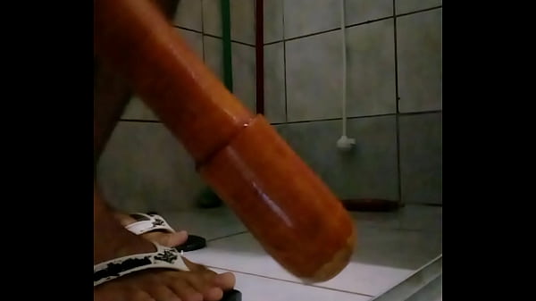 Gay enfiando consolo no cuzinho