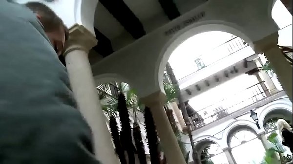 Cindy Sun si &egrave; smarrita un passante l&rsquo;aiuta a trovare la strada per scoparle il culo