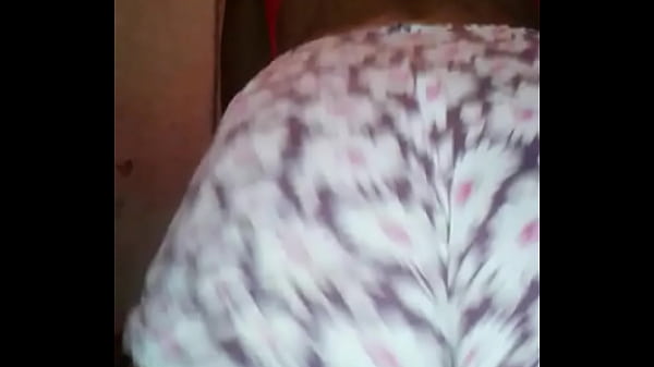 Mika bailando en shorts