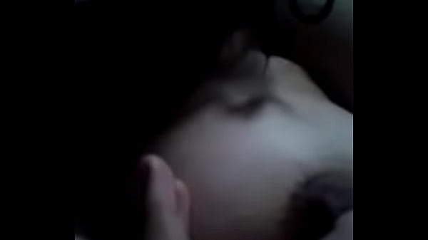 Hijastra toc&aacute;ndose en su cuarto env&iacute;a video a novio