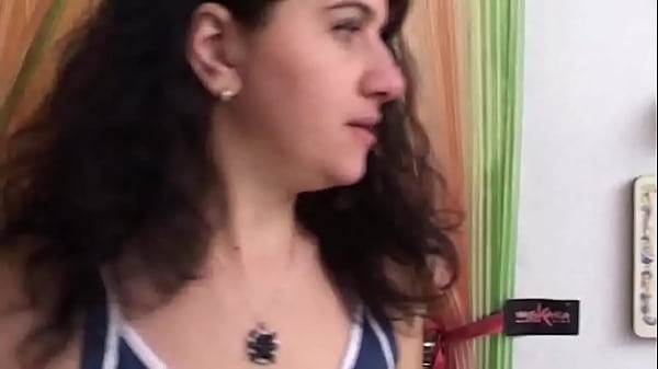 Il suo sesso amatoriale avvelenato succhia il cazzo a casa e poi urina