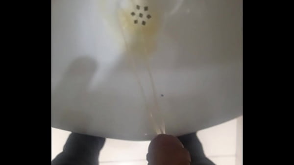 Una miadita en el ba&ntilde;o con la verga parada