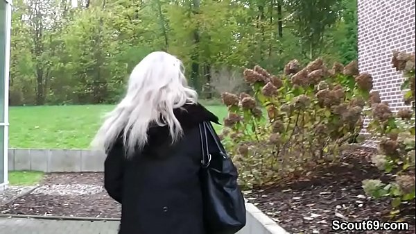 Mutter fickt Freund des Sohnes im Studentenwohnheim