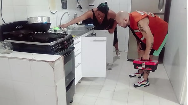 plomero termina siendo seducido por su patrona al pasar al lado de el mostrando su enorme culo  