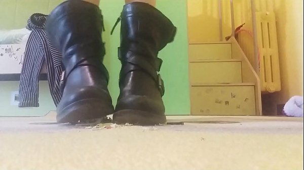 macchinina rossa, dove vai? da quale stivale schiacchiato sarai :)   DA NON PERDERE!