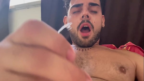 Boyzinho safado levando porra na cara 