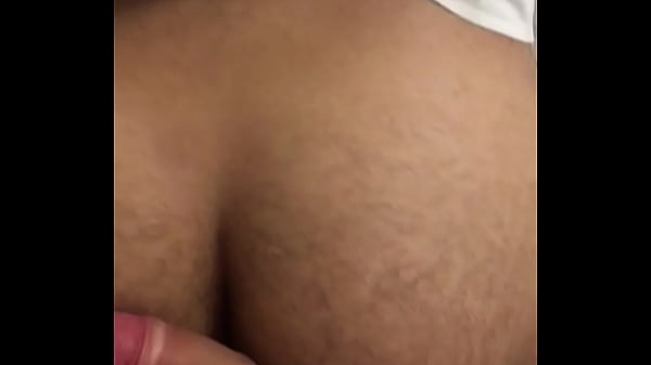 Novinho passando a rola no rabo do tio no shopping