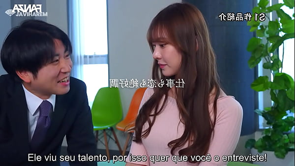 Novinha vai fazer uma entrevista mas acaba pegando no microfone de carne - COM LEGENDAS  