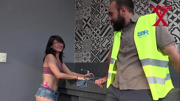 &eacute;l va a arreglar el aire acondicionado en la casa de esta chica pero a ella le interesan otras cosas y se lo termina follando  