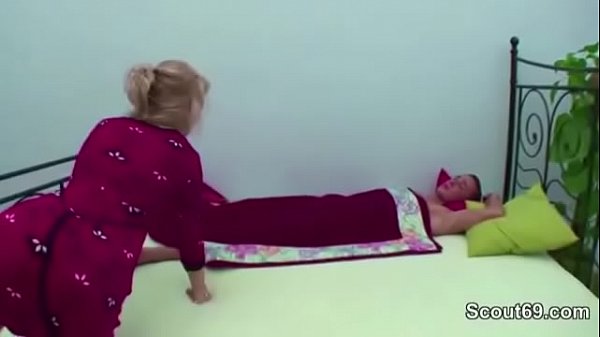 Mutter weckt Stief-Sohn auf und wird in den Arsch