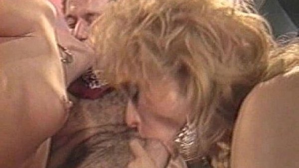 Threesome masturbation