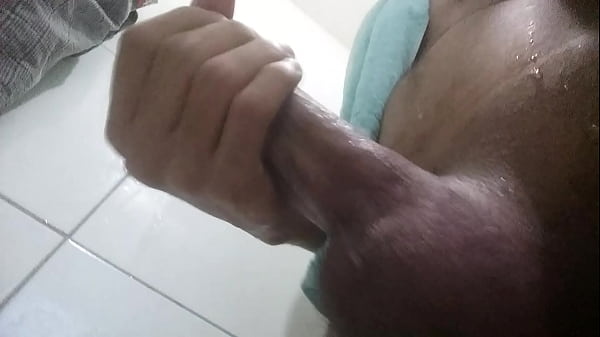 Novinho batendo uma no banho