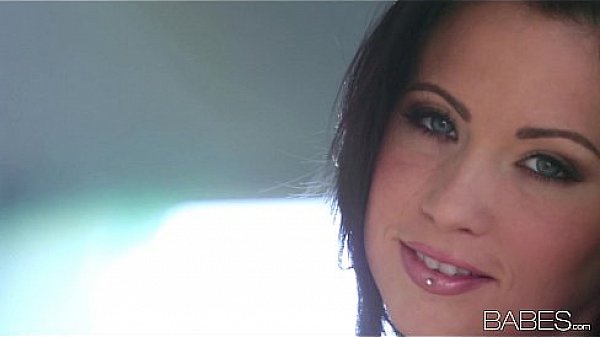 Sultry brunette vixen Chloe James rubs her self to orgasm