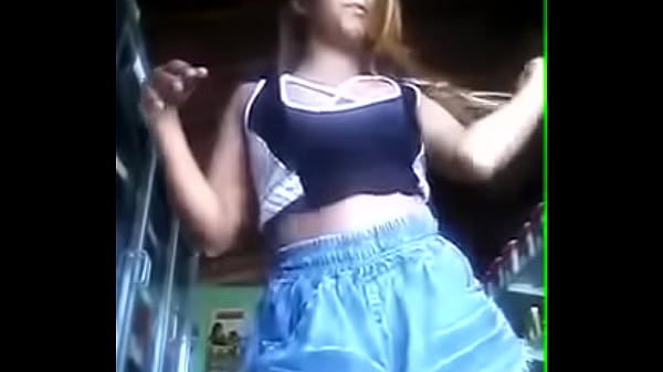 Putinha no sio dan&ccedil;ando de shortinho