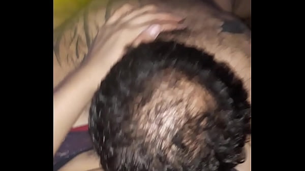 Maduro se traga toda mi polla y lo disfruta