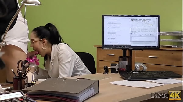 LOAN4K. Une brune aux seins tatou&eacute;s devient une pute au bureau de pr&ecirc;t