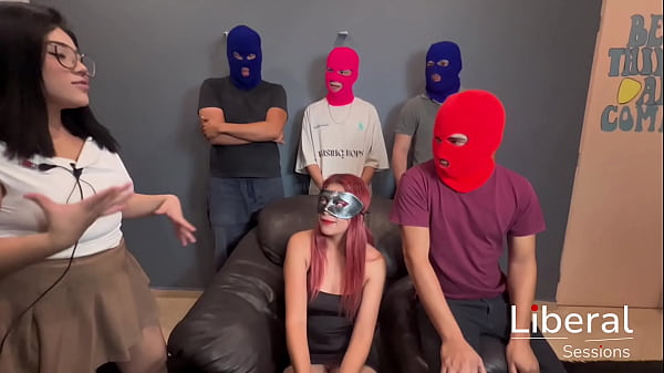 Flaquita hotwife jugando botella con singles y su cornudo esposo, le mama la verga a todos