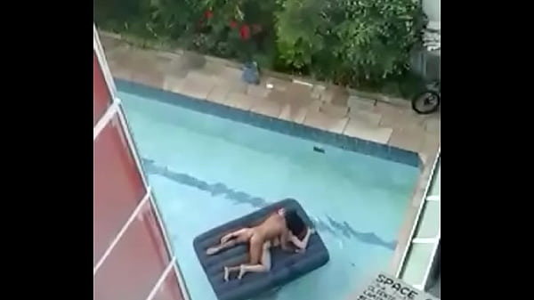 Caiu na net, trepando na piscina.