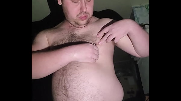 В честь наступившего рождества прицепил себе на соски весёлые  бубенчики  