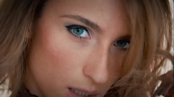 FITTING-ROOM - La giovane Ceca Adelle gioca con le sue piccole mutandine e si scopa la figa bagnata  