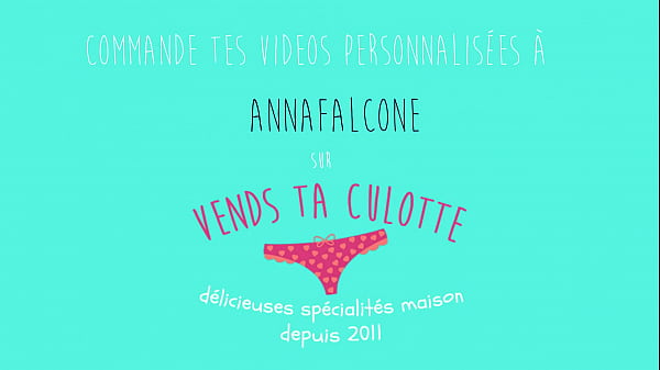 Vends-ta-culotte - BDSM - Une domina exp&eacute;riment&eacute;e fume en humiliant un soumis et en lui donnant des instructions de branlette - AnnaFalcone