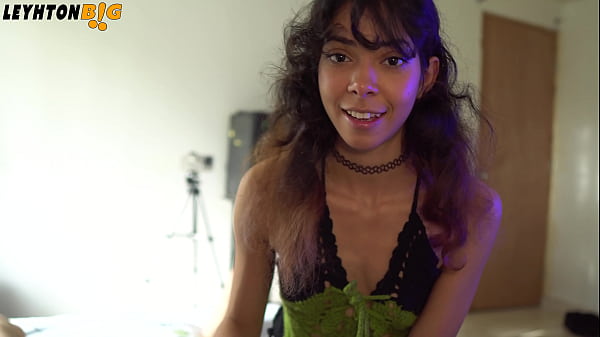 Vecina estaba practicando boxeo y me noquea, me consuela chupandome la verga y montandola POV