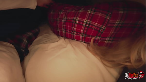 Comparte cama con madrastra, sexo en pijama y culo lleno de semen