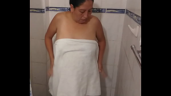 Esposa dispuesta hacer tr&iacute;os con mis amigos le gusta por el culo 